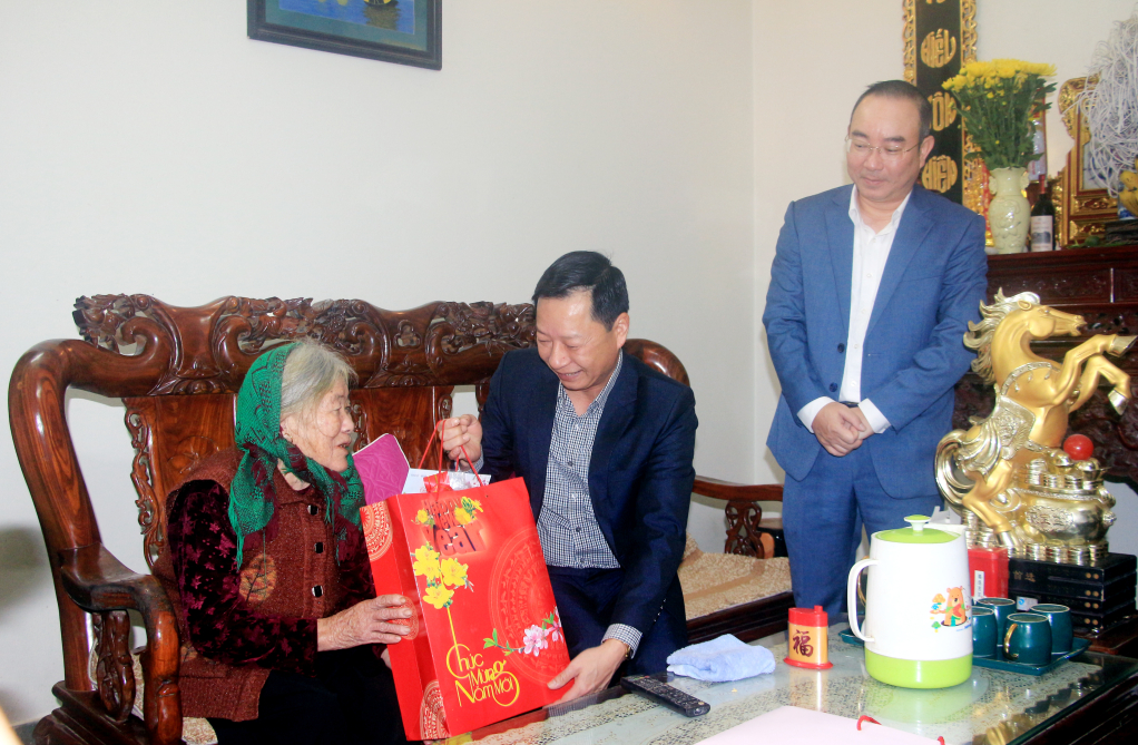 Đồng chí Lê Văn Ánh, Phó Chủ tịch HĐND tỉnh thăm, chúc Tết Ban Chỉ huy Quân sự huyện Vân Đồn.