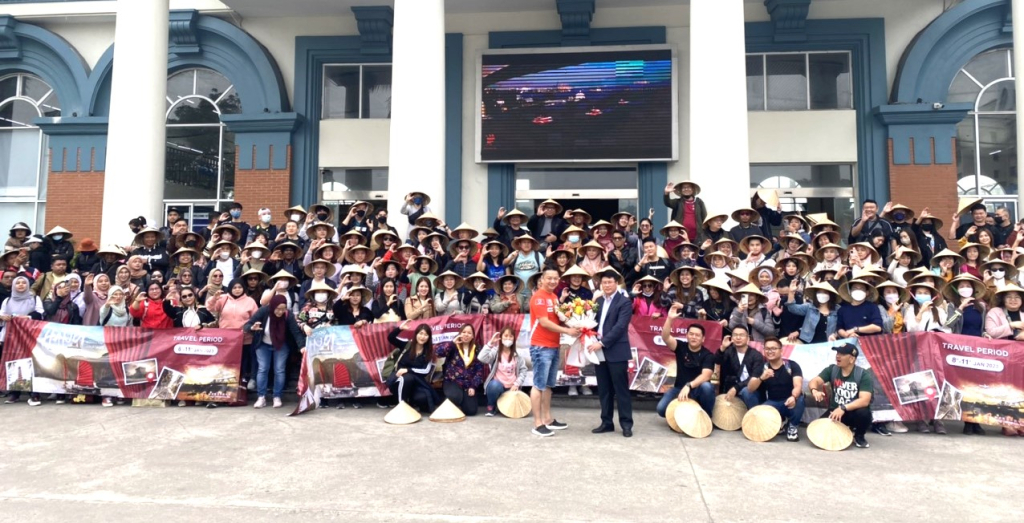 Đoàn du khách Malaysia chụp hình lưu niệm trước khi tham quan Vịnh Hạ Long.