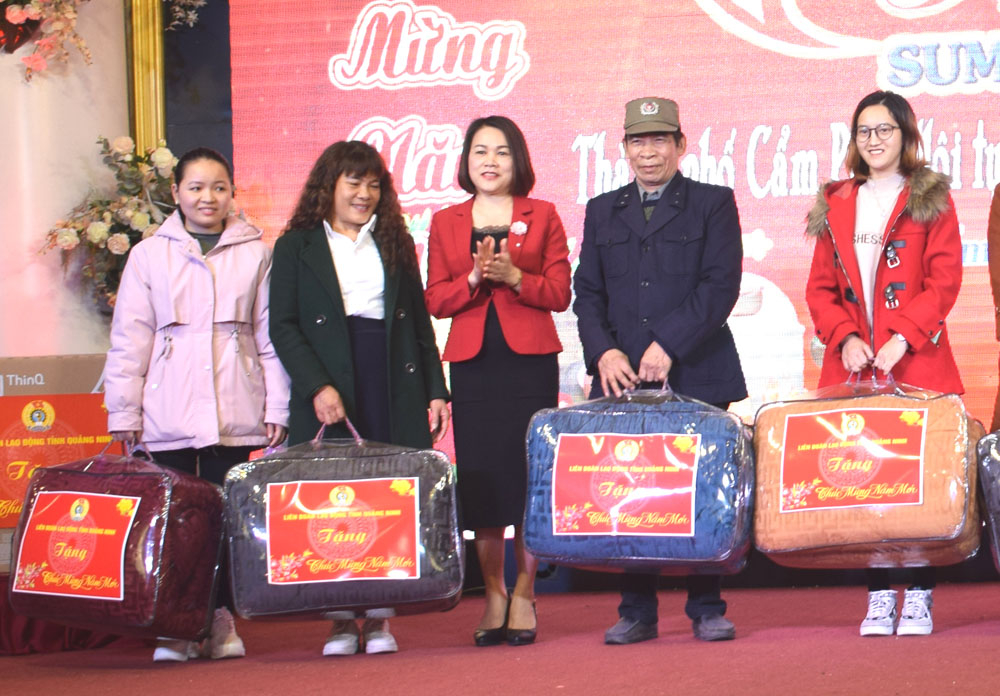 Niềm vui của các đoàn viên công đoàn khi bốc thăm trúng thưởng được chăn bông