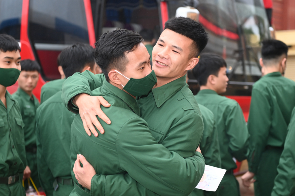 Trước giờ lên xe của các quân nhân hoàn thành nghĩa vụ.
