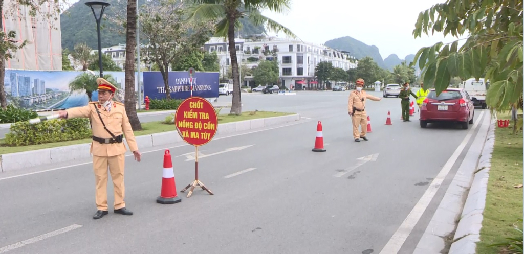 Công an TP Hạ Long tăng cường tuần tra, xử lý vi phạm về an toàn giao thông trên địa bàn.