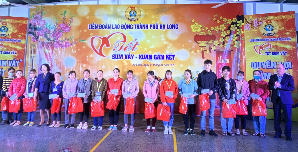 Công nhân, người lao động được tặng quà Tết.