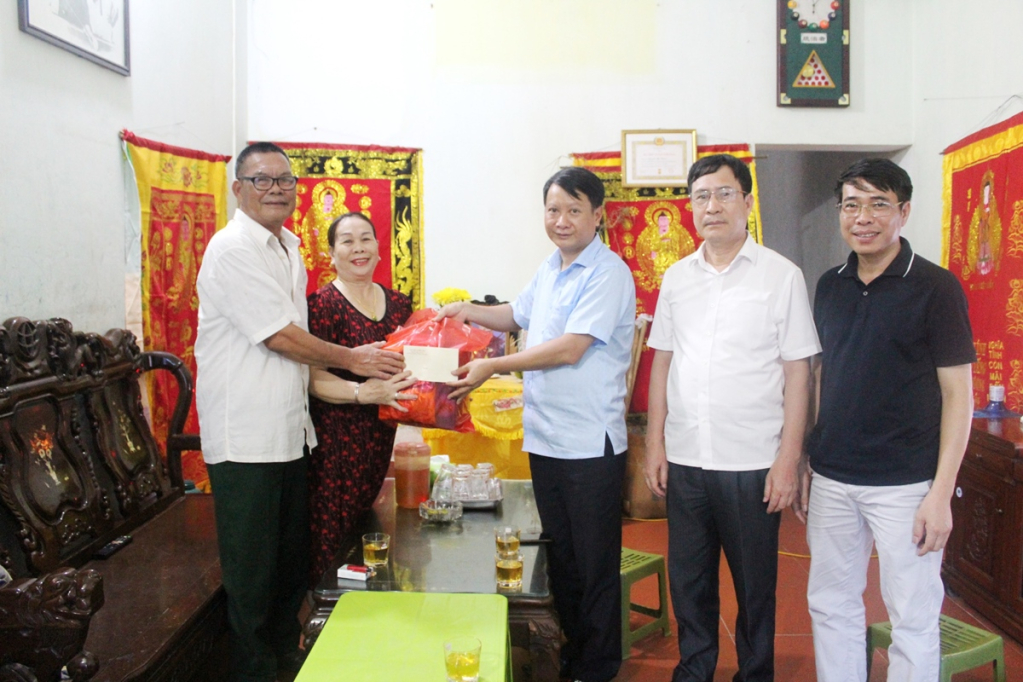 Đồng chí Hồ Quang Huy, Chủ tịch UBND TP Móng Cái trao quà cho ông Vũ Xuân Màu, người hoạt động kháng chiến bị nhiễm chất độc hóa học 81% tại Khu 2, phường Hòa Lạc nhân kỷ niệm 75 năm Ngày Thương binh - Liệt sỹ 27/7/1947-27/7/2022 