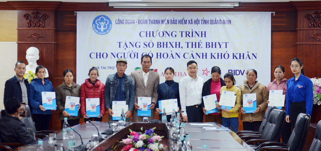Lãnh đạo BHXH tỉnh trao tặng sổ BHXH, thẻ BHYT cho người có hoàn cảnh khó khăn trên địa bàn TP Hạ Long.