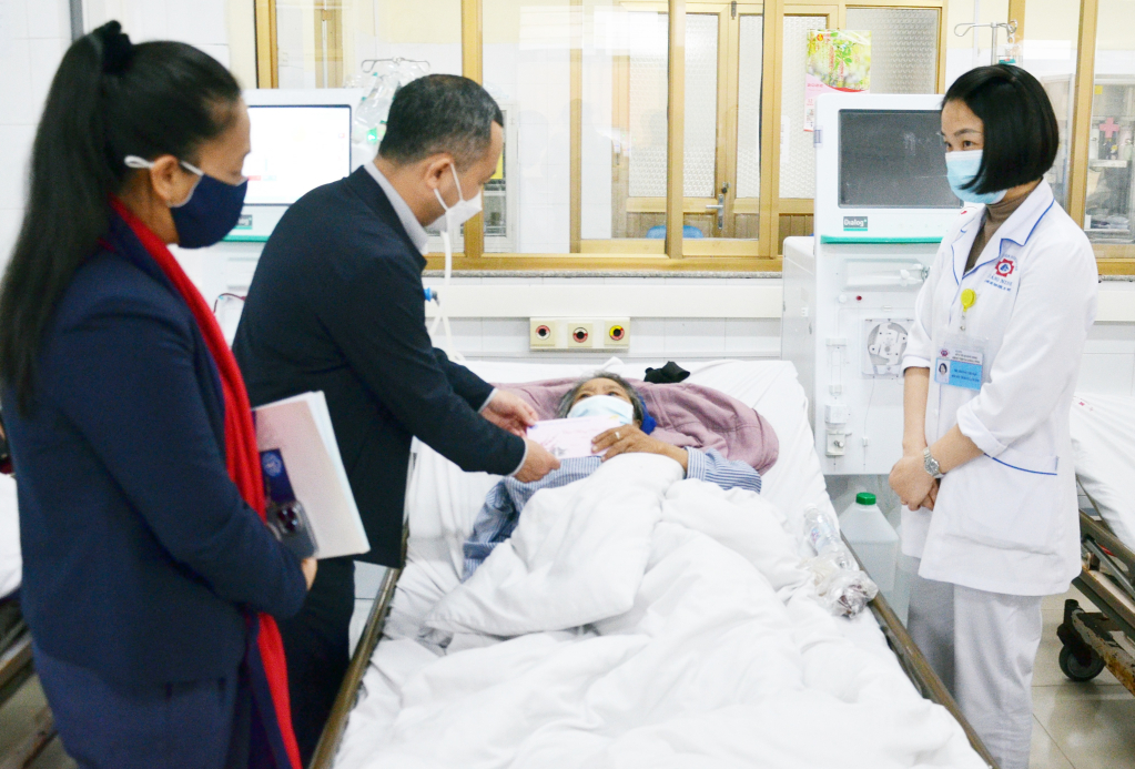 Ông Lê Đình Tuấn, Phó Giám đốc BHXH tỉnh trao tặng quà Tết cho bệnh nhân tại Khoa Hồi sức tích cực, Chống độc - Thận lọc máu (Bệnh viện Đa khoa tỉnh).