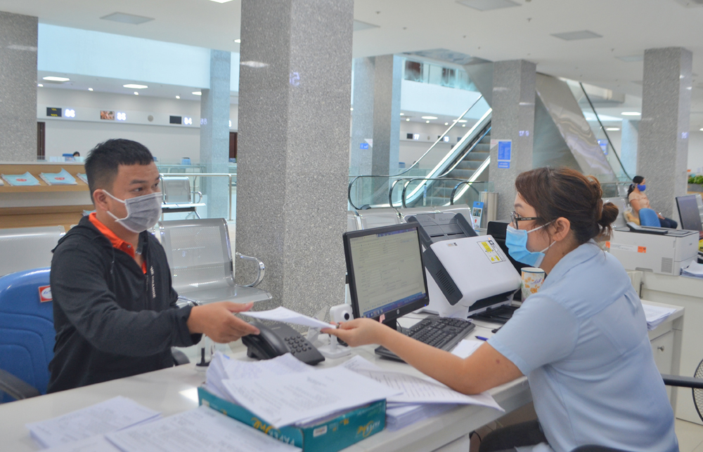 Cán bộ Sở Tư pháp giải quyết thủ tục hành chính cho người dân tại Trung tâm Phục vụ hành chính công tỉnh.