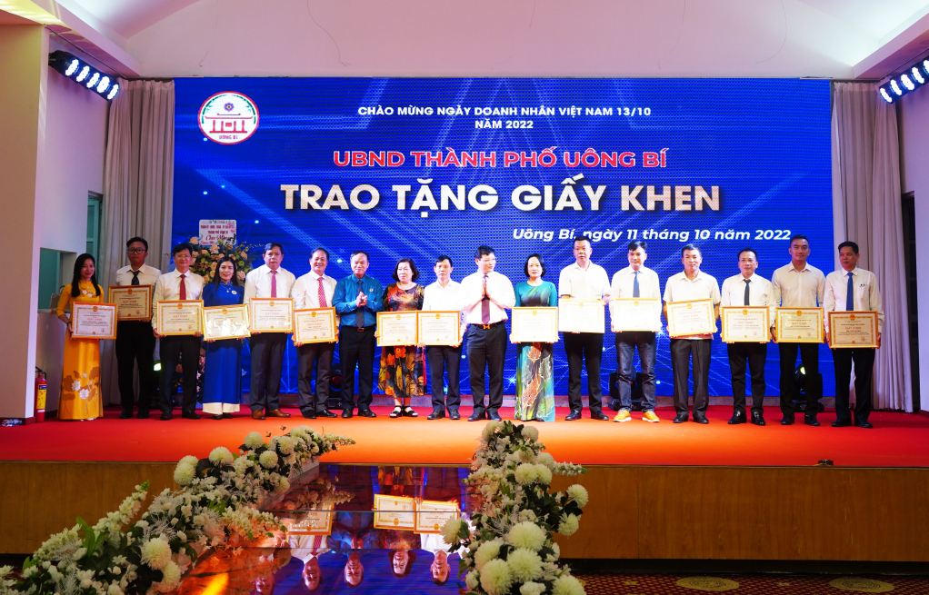Thành phố Uông Bí tặng giấy khen cho các đơn vị doanh nghiệp tiêu biểu năm 2022. Ảnh: Việt Hoa.