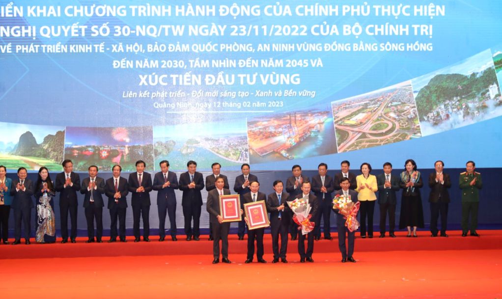 Phó Thủ tướng Chính phủ Trần Hồng Hà, trao Quy hoạch tỉnh Quảng Ninh thời kỳ 2021-2030, tầm nhìn đến năm 2050; quy hoạch chung TP Hạ Long đến năm 2040 cho các đồng chí lãnh đạo tỉnh và TP Hạ Long.