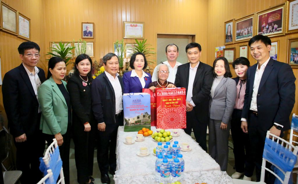 Phó Chủ tịch Quốc hội Nguyễn Thị Thanh và Bí thư Tỉnh ủy Vũ Đại Thắng thăm, tặng quà cho Mẹ Việt Nam anh hùng Nguyễn Thị Phưởng (88 tuổi) ở khu Yên Lâm 1, phường Đức Chính. Ảnh: Minh Hà