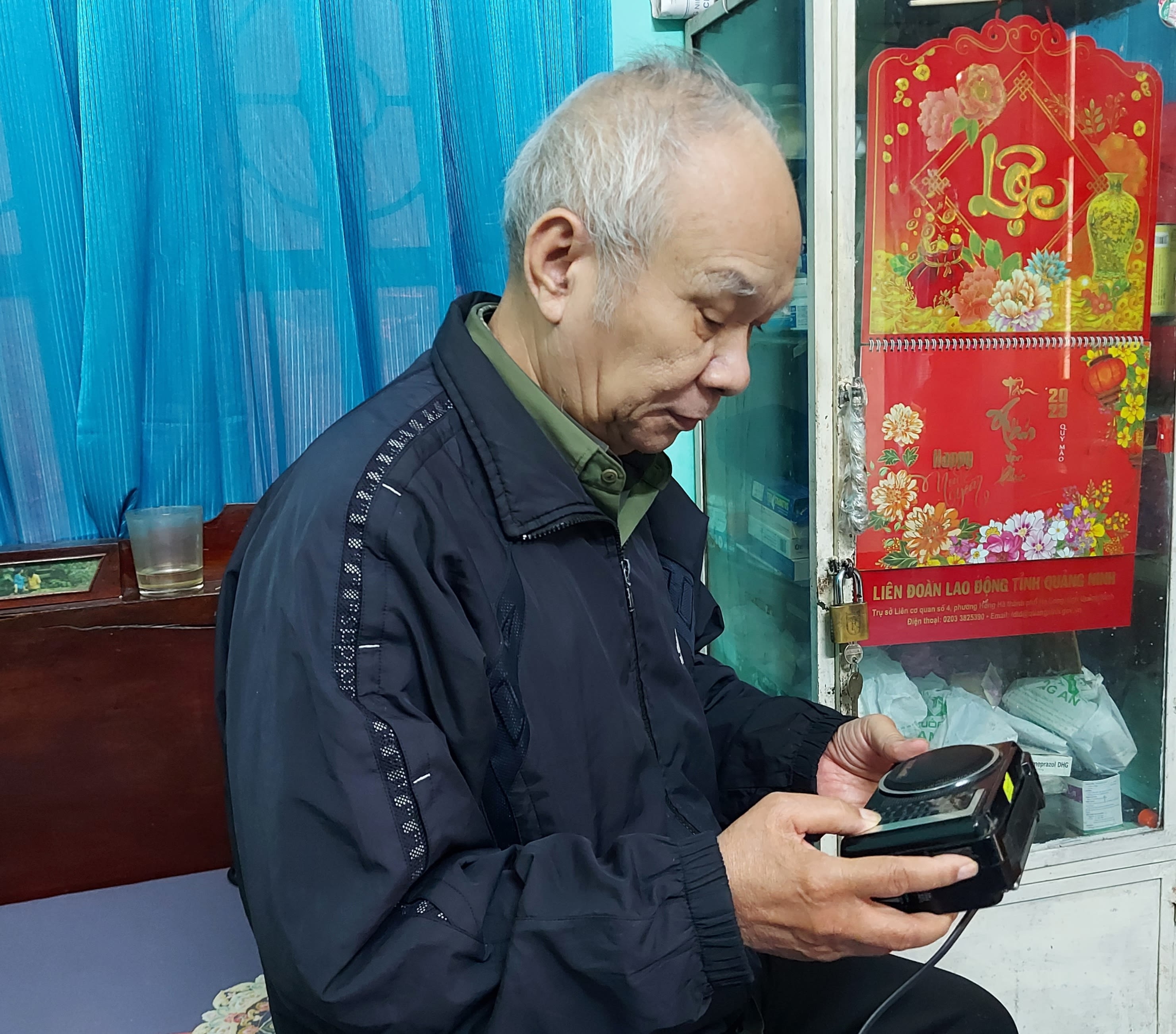 Với ông Nguyễn Minh Hiếu, chương trình phát thanh Quảng Ninh luôn là người bạn thân thiết.